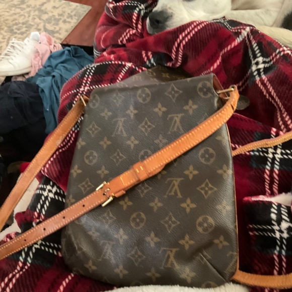 Louis Vuitton - Picture 3 of 3